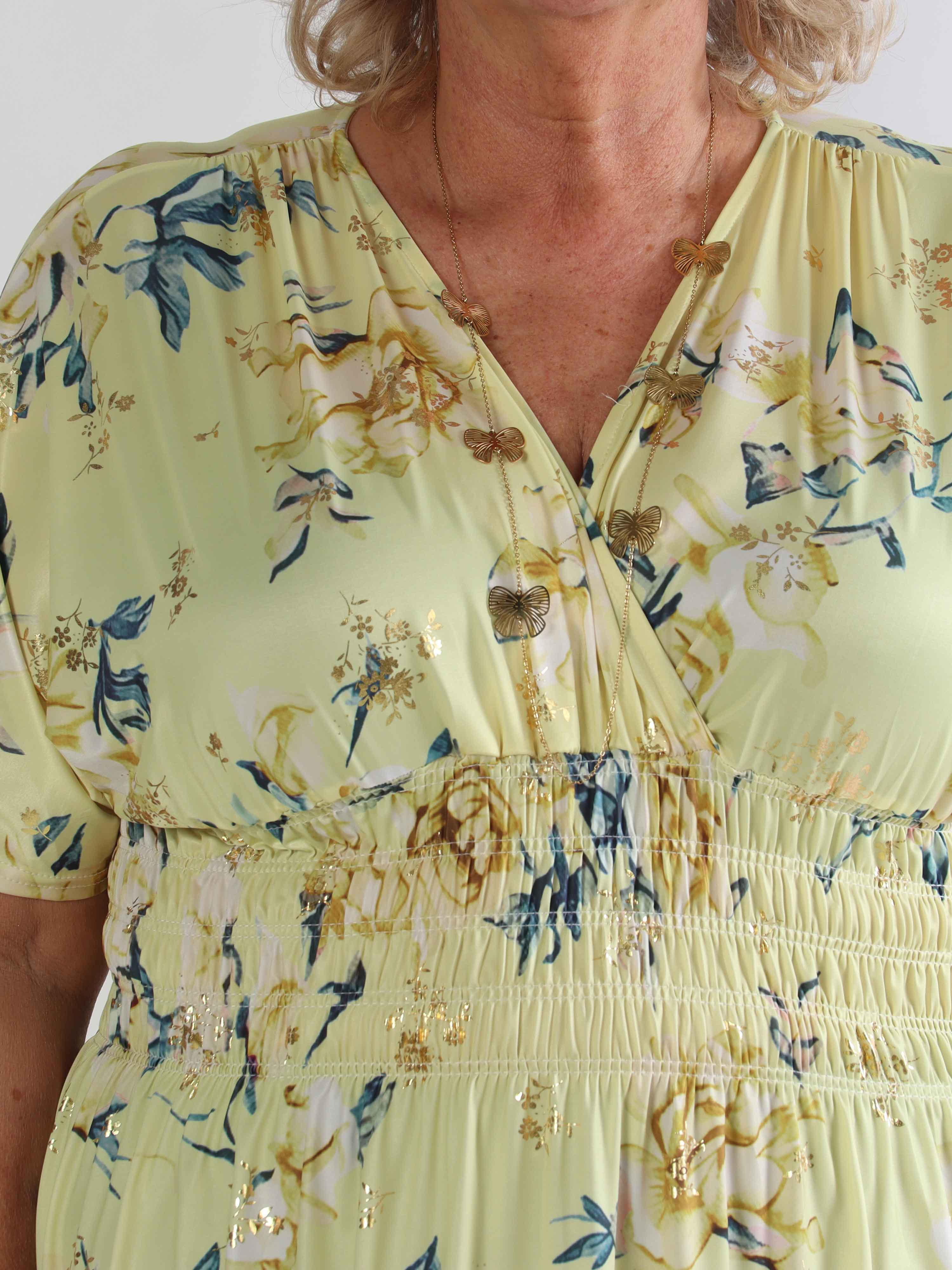 Pams Rosette Short - Plus size kjole med fine blomster og guld detaljer